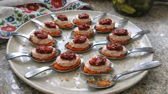 Eleganckie łyżeczki z musem z tuńczyka i papryki – szybka przystawka na zimno