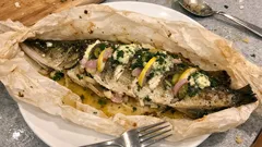 Szczupak w papilocie z masłem ziołowym i cytryną – soczysty prosto z piekarnika