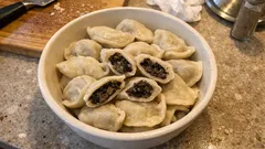 Uszka do barszczu z miękkim ciastem na gorącym mleku – sprawdzony przepis