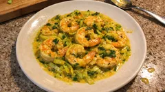 Krewetki gambas w kurkumie i bazylii – kremowy sos z patelni w 10 minut