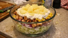 Sałatka milionera: warstwowa z kurczakiem, ananasem i kukurydzą