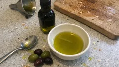 Domowa oliwa z oliwek krok po kroku – jak szybkie tłoczenie wpływa na smak