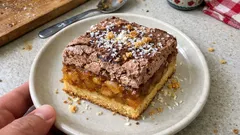 Kruche ciasto z jabłkami, dynią i bananami – z czekoladową pianką na wierzchu