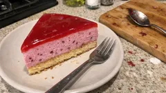 Bawarois z czerwonymi owocami i lustrzaną polewą malinową – deser jak z cukierni