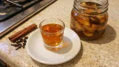 Ratafia z pigwy krok po kroku: proporcje na litr soku i piękny, korzenny aromat