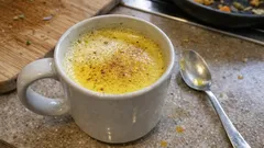 Złote mleko z kurkumą: kremowe latte, które rozgrzewa lepiej niż herbata