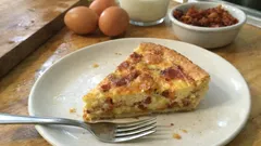 Quiche Lorraine z ciasta francuskiego – kremowe wnętrze i chrupiące brzegi krok po kroku