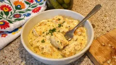 Kurczak w kremowym sosie z sera maroilles i białym winem – prosty obiad z patelni