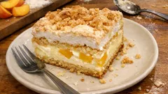 Sernik z brzoskwiniami, budyniem i bezą – wysoki, na dużą blachę