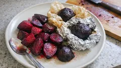 Buraki pieczone metodą „na 2”: soczyste, rubinowe i prawie same się obierają