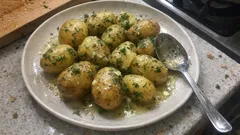 Ziemniaki w mundurkach z masłem, cytryną i koperkiem – prosty trik na aromat