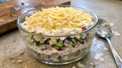 Sałatka śledziowa warstwowa z czerwoną cebulą i ogórkiem – prosta i efektowna