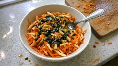 Surówka z marchewki i jabłka z olejem dyniowym – prosty dodatek do obiadu