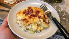 Zapiekanka ziemniaczana z reblochonem i boczkiem – kremowy gratin prosto z piekarnika