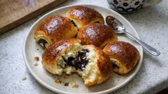 Bułeczki drożdżowe z serem i czekoladą na talerzu, polska kuchnia, deser.