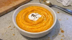 Purée z marchewki z kurkumą i miodem – kremowy dodatek do mięsa i ryb