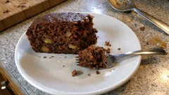 Wilgotny piernik z jabłkami i jogurtem – proste ciasto korzenne na jedną miskę