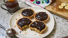 Tarteletki czekoladowo-bananowe jak z cukierni: kruche spody i szybka ganache
