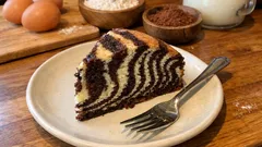 Puszyste ciasto zebra na oleju – prosty sposób na wyraźny wzór w środku