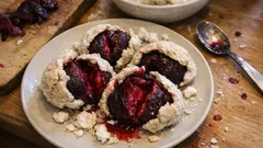 Buraki pieczone w skorupie z soli: prosty trik na intensywny smak i kolor