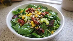 Sałatka ze szpinakiem i roszponką „na bogato” – suszone pomidory i chrupiący słonecznik