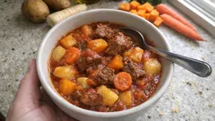 Ragout wołowe z dynią butternut – gęste, aromatyczne danie z jednego garnka