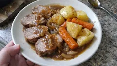 Soczysta polędwiczka wieprzowa pieczona z ziemniakami i marchewką w sosie