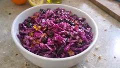 Surówka z czerwonej kapusty i żurawiny bez octu – z pomarańczą, gotowa po schłodzeniu