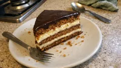 Czeski sernik z miodowymi blatami – kremowy, stabilny i pięknie się kroi