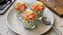 Verrines z awokado i wędzonym łososiem – elegancka przystawka bez gotowania