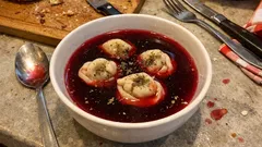 Rubinowy barszcz wigilijny na pieczonych warzywach – z zakwasem i kluskami grzybowymi