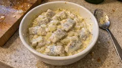 Śledzie w sosie musztardowym z cebulką – prosta przystawka, która najlepiej smakuje po schłodzeniu