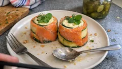 Timbale z cukinii i wędzonego łososia – elegancka przystawka z prostych składników