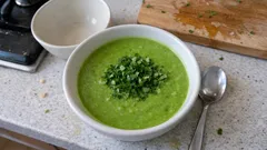 Zielone velouté z groszku i fasolki: kremowa zupa z mrożonek w 20 minut