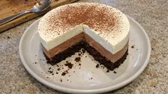 Tort „Trzy czekolady” na brownie – warstwowy mus, który zawsze wychodzi równo