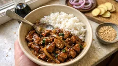 Sauté z wieprzowiny w sosie sojowym – szybki obiad z woka z imbirem i sezamem