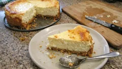 Kremowy sernik pieczony z wiaderka – prosty przepis, który nie pęka