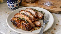 Pieczona wieprzowina z miodem i ziołami – prosta glazura, efekt jak z restauracji