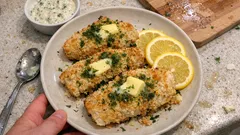 Zębacz czarny z piekarnika w lekkiej panierce – z masłem, koperkiem i cytryną