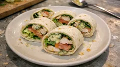 Mini wrapy z łososiem wędzonym i kurczakiem — roladki na zimno z sosem miodowo-musztardowym