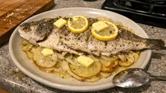 Ryba pieczona na ziemniakach i cebuli – proste danie z jednego naczynia