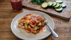 Lekka lasagne z cukinią i kurczakiem – prosty obiad z piekarnika