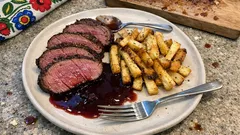 Soczysta pieczeń z sarniny pieczona w 60°C – z sosem z redukcji wina i chrupiącymi warzywami