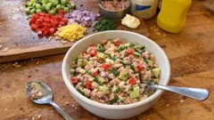 Sałatka z tuńczykiem gotowa w 7 minut: chrupiące warzywa, ser i sos majonezowo‑musztardowy