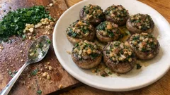 Pieczarki faszerowane czosnkiem i natką – prosta, aromatyczna przystawka z piekarnika