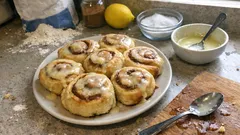 Puchate cynamonki z lukrem cytrynowym – prosty przepis na miękkie bułeczki