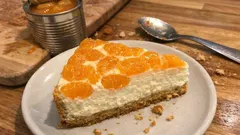 Niemiecki sernik z mandarynkami – puszysta masa budyniowo-śmietanowa i kruchy spód