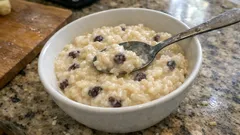Kremowy ryż na mleku z wanilią i rodzynkami – prosty deser z jednego garnka