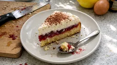 Śmietankowe z wiśniami na biszkopcie – warstwowe ciasto, które zawsze się kroi równo