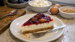 Sernik ze śliwkami na herbatnikach – puszysty, kremowy i bez kruchego spodu